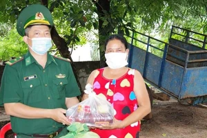 Bộ đội Biên phòng cửa khẩu Lộc Thịnh tặng quà người dân bị ảnh hưởng dịch Covid-19