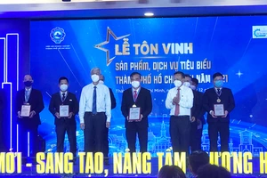 Lãnh đạo TPHCM trao chứng nhận “Sản phẩm, dịch vụ tiêu biểu TPHCM năm 2021” cho các doanh nghiệp 