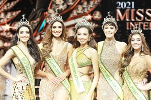 Đại diện Việt Nam Nguyễn Thúc Thùy Tiên (giữa) đăng quang Hoa hậu Hòa bình quốc tế 2021