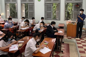 Học sinh Lê Hồng Phong đi học trở lại ngày 13-12-2021. Ảnh: HOÀNG HÙNG