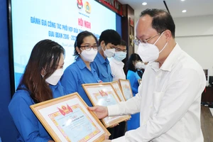 Đồng chí Nguyễn Hồ Hải trao bằng khen tặng các tập thể