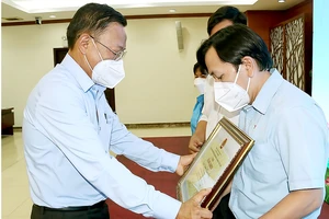 Đồng chí Nguyễn Hữu Hiệp trao bằng khen các cá nhân