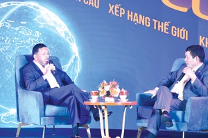 Chủ tịch HĐQT Đất Xanh Group Lương Trí Thìn (bên trái) đối thoại cùng Chủ tịch HĐQT Tập đoàn FPT Trương Gia Bình