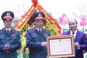 Chủ tịch nước Nguyễn Xuân Phúc trao Huân chương Bảo vệ Tổ quốc hạng Nhất cho Học viện Quốc phòng. Ảnh: TTXVN