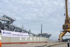 Cảng Hậu Giang bốc xếp tấn hàng đầu năm 2022
