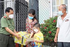 Thiếu tướng Nguyễn Văn Thuận trao quà cho những trẻ kém may mắn