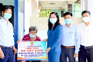 Hội Nông dân TPHCM trao sổ tiết kiệm trợ sức gia đình ông Nguyễn Văn Ngọc