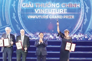 Thủ tướng Phạm Minh Chính trao giải thưởng chính VinFuture lần thứ nhất (VinFuture Grand Prize) cho 3 nhà khoa học phát minh ra công nghệ mRNA, mở đường tạo ra các loại vaccine ngăn ngừa Covid-19 hiệu quả. Ảnh VIẾT CHUNG