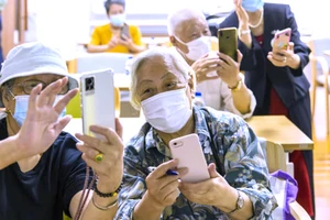 Người cao tuổi sử dụng điện thoại thông minh tại một trung tâm chăm sóc người cao tuổi cộng đồng ở Thượng Hải