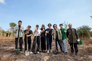Các nghệ sĩ cùng trồng cây tại Tiểu khu 300, tỉnh Bình Thuận