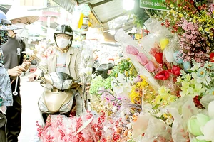 Khách chọn mua hoa tươi tại chợ hoa Hồ Thị Kỷ chiều 13-2