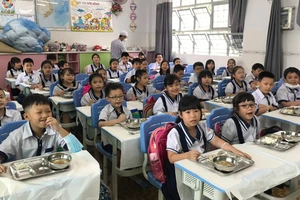 Học sinh Trường Tiểu học An Hội (quận Gò Vấp, TPHCM) trong giờ ăn trưa ngày 18-2