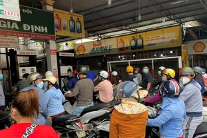 Người dân xếp hàng đợi mua xăng tại một cây xăng ở quận Gò Vấp, ngày 20-2. Ảnh: THI HỒNG