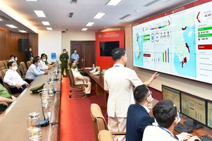 Thủ tướng Phạm Minh Chính và các đại biểu nghe giới thiệu về Hệ thống CSDLQGVDC vào thời điểm chính thức vận hành, ngày 1-7-2021