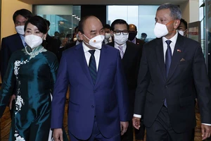 Bộ trưởng Ngoại giao Singapore Vivian Balakrishnan đón Chủ tịch nước, Phu nhân và Đoàn tại sân bay. Nguồn: TTXVN