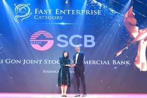 Chị Đặng Thị Bảo Châu - Quyền Giám đốc Khối Doanh nghiệp, đại diện SCB nhận giải thưởng Asia Pacific Enterprise Awards 2021 vinh danh ở hạng mục “Fast Enterprise Award”