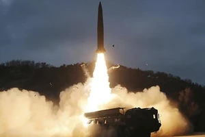 Hình ảnh do Hãng thông tấn Trung ương Triều Tiên KCNA đăng phát ngày 28-1-2022: Một vụ phóng thử tên lửa dẫn đường chiến thuật đất đối đất do Học viện Khoa học Quốc phòng Triều Tiên tiến hành tại một địa điểm không xác định