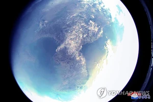 Bức ảnh này được Hãng Thông tấn Trung ương Triều Tiên công bố vào ngày 28-2-2022, cho thấy hình ảnh trái đất được chụp bởi một máy ảnh trong cuộc thử nghiệm phát triển "vệ tinh do thám" của nước này vào ngày 27-2. Ảnh: Yonhap