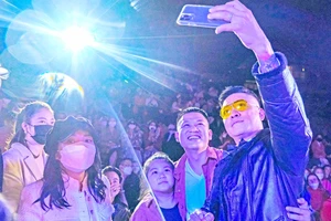 Ca sĩ Tuấn Hưng chụp ảnh cùng người hâm mộ khi biểu diễn tại TP Đà Lạt
