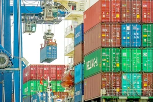 Xếp hàng container lên tàu xuất khẩu tại cảng Cát Lái. Ảnh: HOÀNG HÙNG