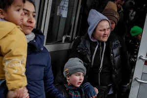 Người dân lên chuyến tàu sơ tán từ Kiev đến Lviv, tại ga xe lửa trung tâm Kiev, Ukraine ngày 6-3. Ảnh: REUTERS
