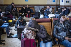 Người Ukraine và cư dân nước ngoài chờ tàu bên trong ga đường sắt Lviv ở Lviv, miền Tây Ukraine. Ảnh: AP