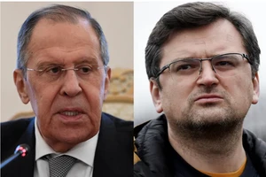 Ngoại trưởng Ukraine Dmytro Kuleba (phải), sẽ gặp người đồng cấp Nga Sergey Lavrov để hội đàm tại Antalya, Thổ Nhĩ Kỳ. Ảnh: REUTERS