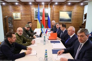 Phái đoàn Ukraine (trái) và Nga tại cuộc đàm phán ở vùng Brest, Belarus ngày 7-3