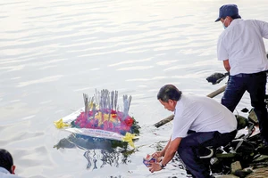 Thả hoa đăng tưởng niệm các liệt sĩ hy sinh tại đảo Gạc Ma trên sông Hàn (Đà Nẵng) Ảnh: TTXVN