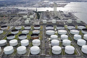 Bể chứa dầu tại nhà máy khai thác dầu ở Ichihara, tỉnh Chiba, miền đông Nhật Bản. Ảnh: Kyodo