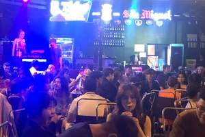 Một số quán bar trên tuyến đường Phạm Văn Đồng thường xuyên mở nhạc âm lượng lớn