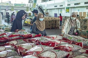 Người dân Indonesia được hỗ trợ mua lương thực