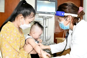 Bác sĩ Hoàng Chi Mai, phòng khám chuyên khoa Covid-19, Bệnh viện Nhi đồng TPHCM, thăm khám cho bệnh nhi Covid-19