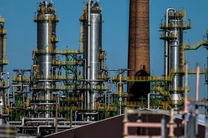 Giá dầu thế giới tăng 8% do lo ngại thiếu hụt nguồn cung từ Nga. Ảnh: REUTERS