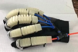Găng tay robot hỗ trợ người bị đột quỵ