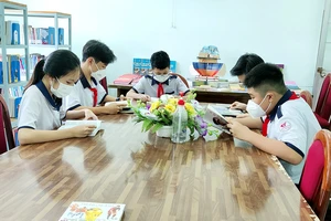 Học sinh đọc sách tại thư viện
