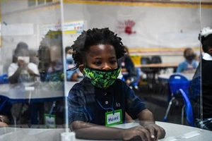 Học sinh đeo khẩu trang phòng lây nhiễm Covid-19 tại một trường học ở Mỹ
