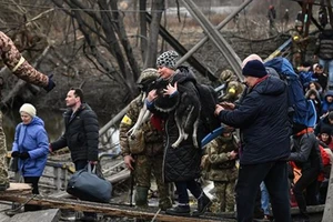 Người dân sơ tán khỏi thành phố Irpin, Tây Bắc Kiev (Ukraine) ngày 5-3-2022
