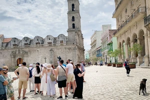 Du khách quốc tế tham quan quảng trường Saint Francisco de Asis ở La Habana