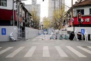 Thành phố Thượng Hải thắt chặt phong tỏa để phòng dịch Covid-19. Ảnh: REUTERS