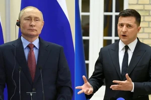 Tổng thống Nga Vladimir Putin (trái) và Tổng thống Ukraine Volodymyr Zelensky.