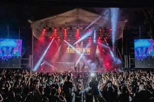 Gần 5.000 khán giả đến với rock và Bức Tường trong live concert Đường đến ngày vinh quang đầu tháng 4-2022