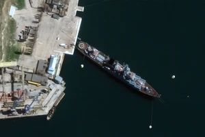 Tuần dương hạm Moskva của Nga được nhìn thấy ở Sevastopol, Crimea trong hình ảnh vệ tinh này vào ngày 7-4. Nguồn: Maxar Technologies