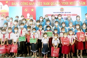 Hội Nông dân TPHCM trao 50 suất học bổng cho học sinh ở thị trấn Ba Chúc