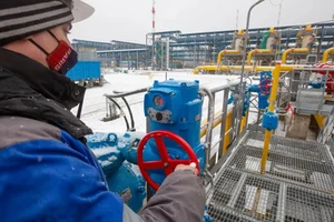 Công nhân làm việc tại một trạm phân phối khí đốt ở Nga. Ảnh: Bloomberg