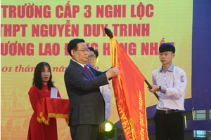 Chủ tịch Quốc hội trao Huân chương lao động hạng Nhất lần thứ 2 cho Trường THPT Nguyễn Duy Trinh. Ảnh: TTXVN