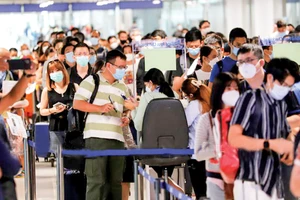 Khách quốc tế xếp hàng chờ làm thủ tục nhập cảnh tại sân bay Suvarnabhumi, Thái Lan. Ảnh: Bangkok Post