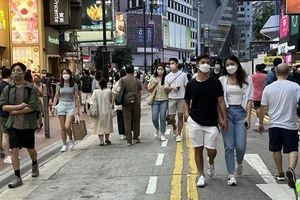 Người dân đi mua sắm tại khu vực Causeway Bay. Ảnh: TTXVN