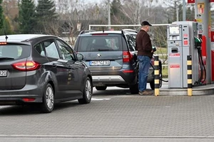Bơm xăng cho các phương tiện tại trạm xăng ở Lubieszyn, miền Tây Bắc Ba Lan. Ảnh: PAP