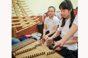 Nhiều trường học cho học sinh tiếp cận với nhạc cụ dân tộc